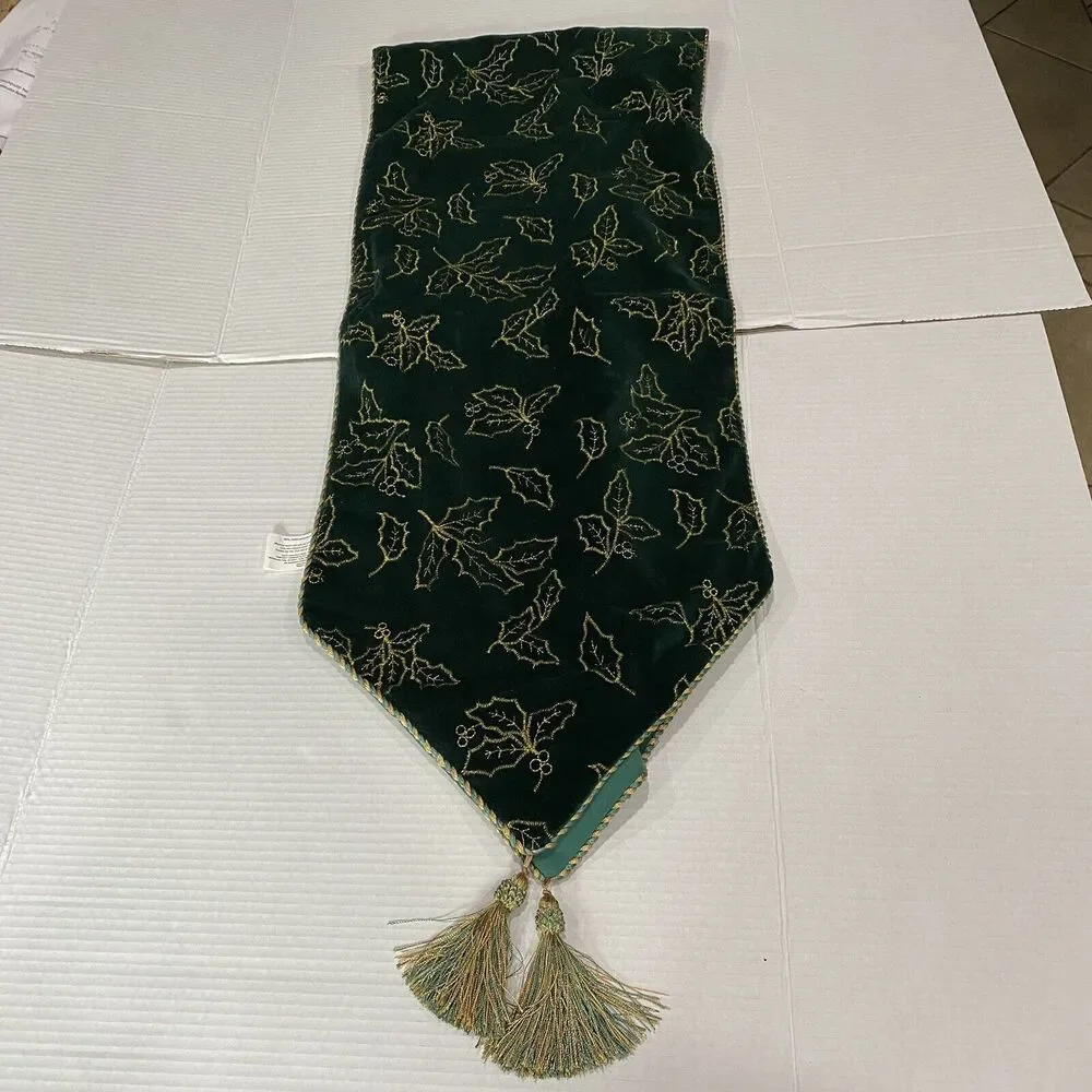 St Nicholas Square Holiday Runner For Table